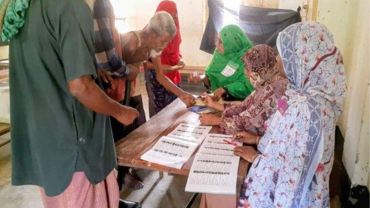 ভোটগ্রহণ চলার ছবি 