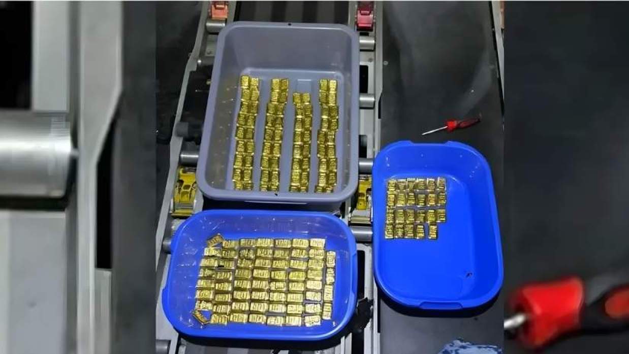 বিমানের টয়লেট থেকে উদ্ধারকৃত সোনা 