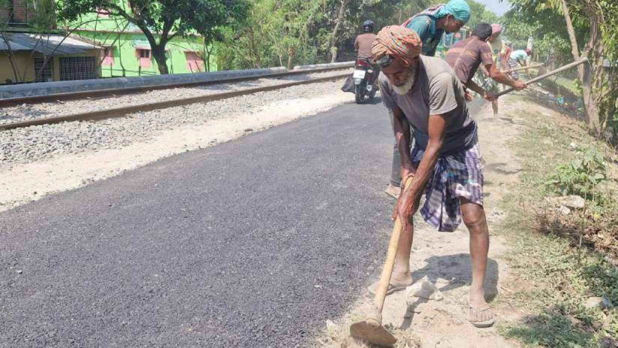 হাতের টানেই উঠে যাচ্ছে পিচ, স্থানীয়দের ক্ষোভ