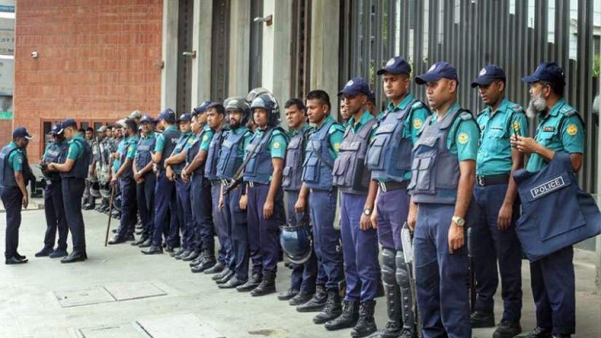 বাংলাদেশ পুলিশ সারা দেশে নিয়োগ দেবে ২৭০৩ কনস্টেবল: পদ বেশি ঢাকা জেলায়, কম বান্দরবানে