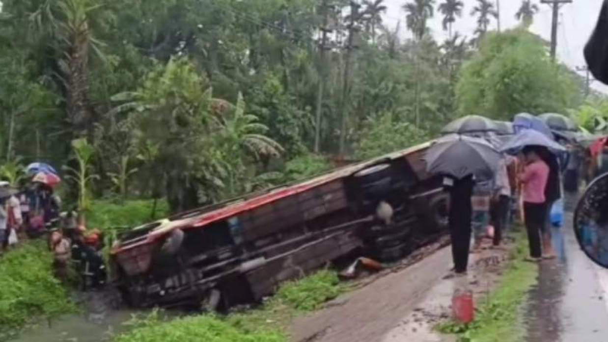 নিয়ন্ত্রণ হারিয়ে রাস্তার পাশের খালে পড়ে যাওয়া যাত্রীবাস