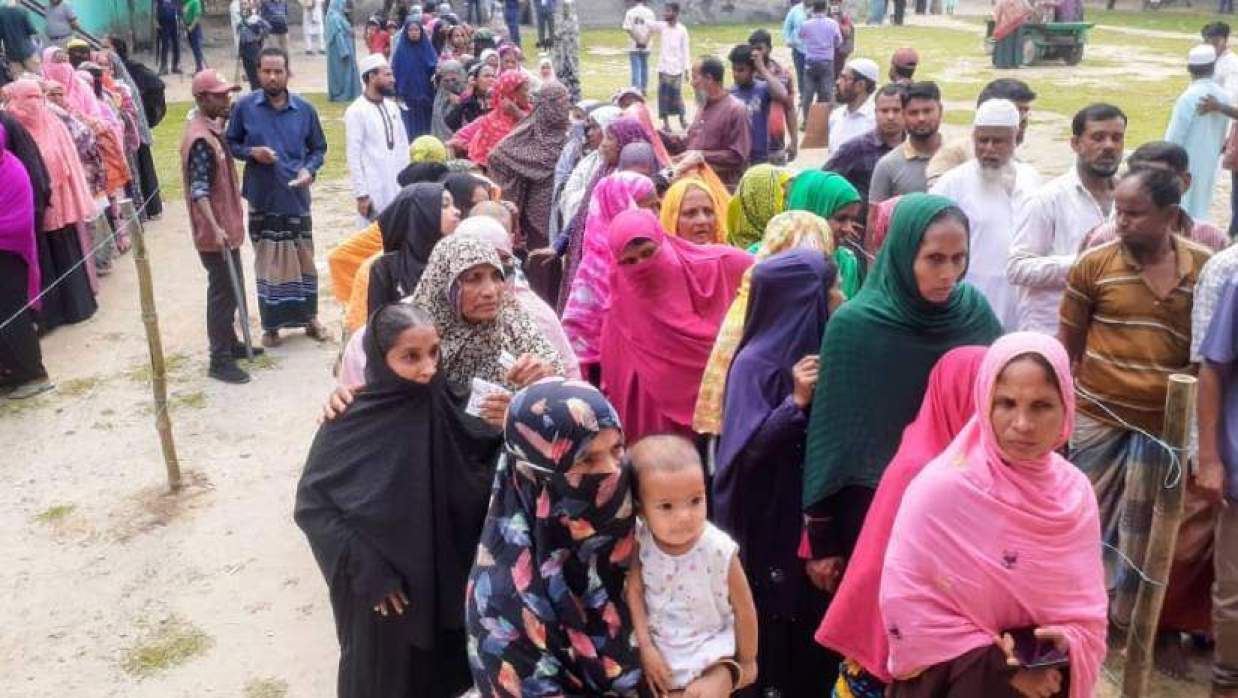 ভোট দিতে লাইনে দাঁড়িয়ে আছেন ভোটারা
