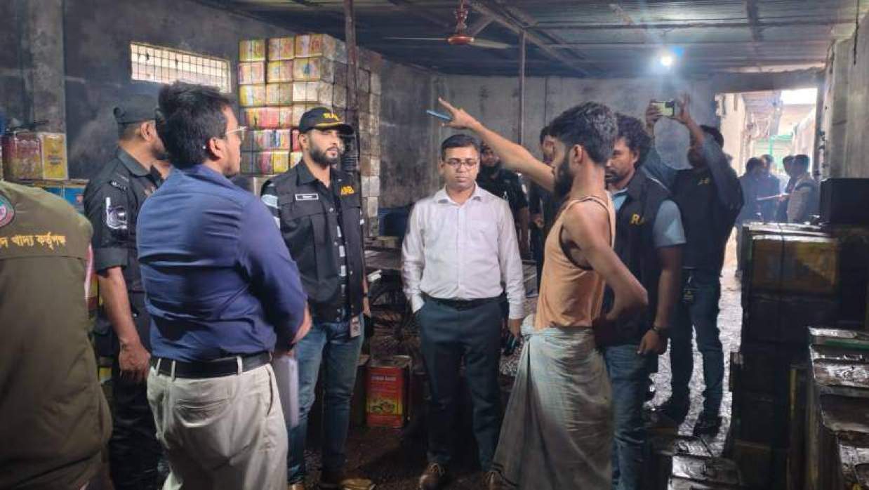 ৮ হাজার লিটার ভোজ্যতেল মজুতের অভিযোগে ব্যবসায়ীকে জরিমানা