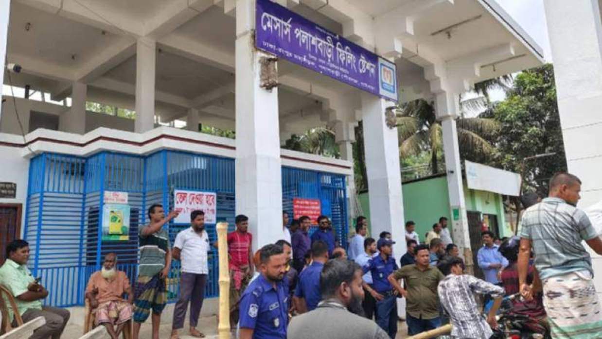 পেট্রোল নেওয়া কেন্দ্র করে সংঘর্ষ, ছুরিকাঘাতে আহত ৩