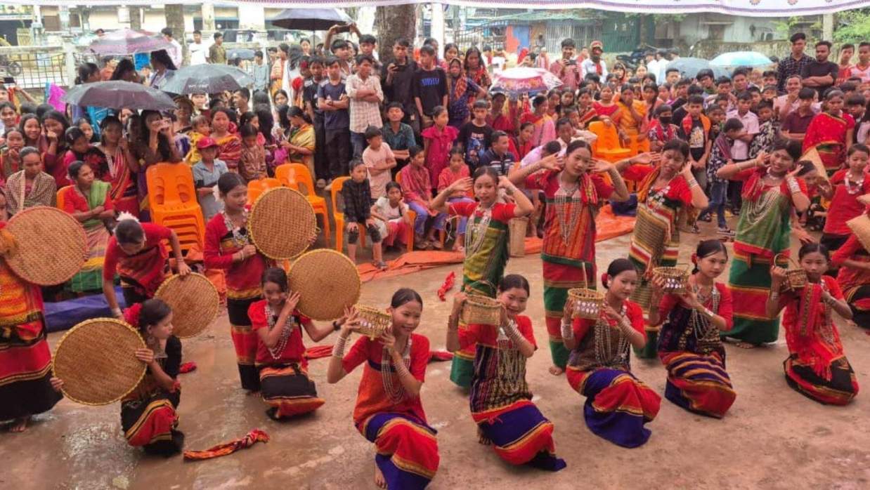 ঐতিহ্যবাহী নৃত্যে ত্রিপুরা নারীরা