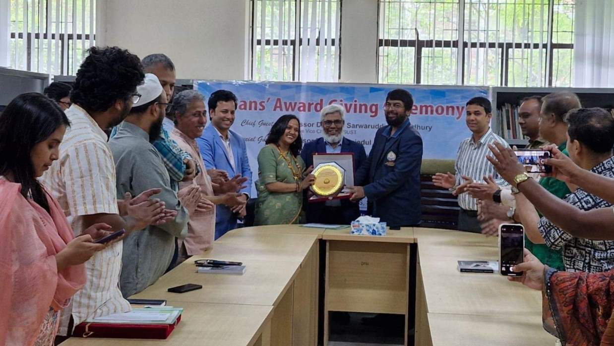 ইজন অধ্যাপককে ‘ডিনস অ্যাওয়ার্ড’ প্রদান করেছে শাহজালাল বিজ্ঞান ও প্রযুক্তি বিশ্ববিদ্যালয়ে (শাবিপ্রবি)