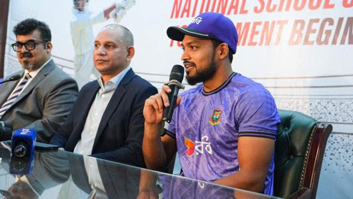 সংবাদ সম্মেলনে বক্তব্য রাখছেন নাজমুল হোসেন শান্ত 