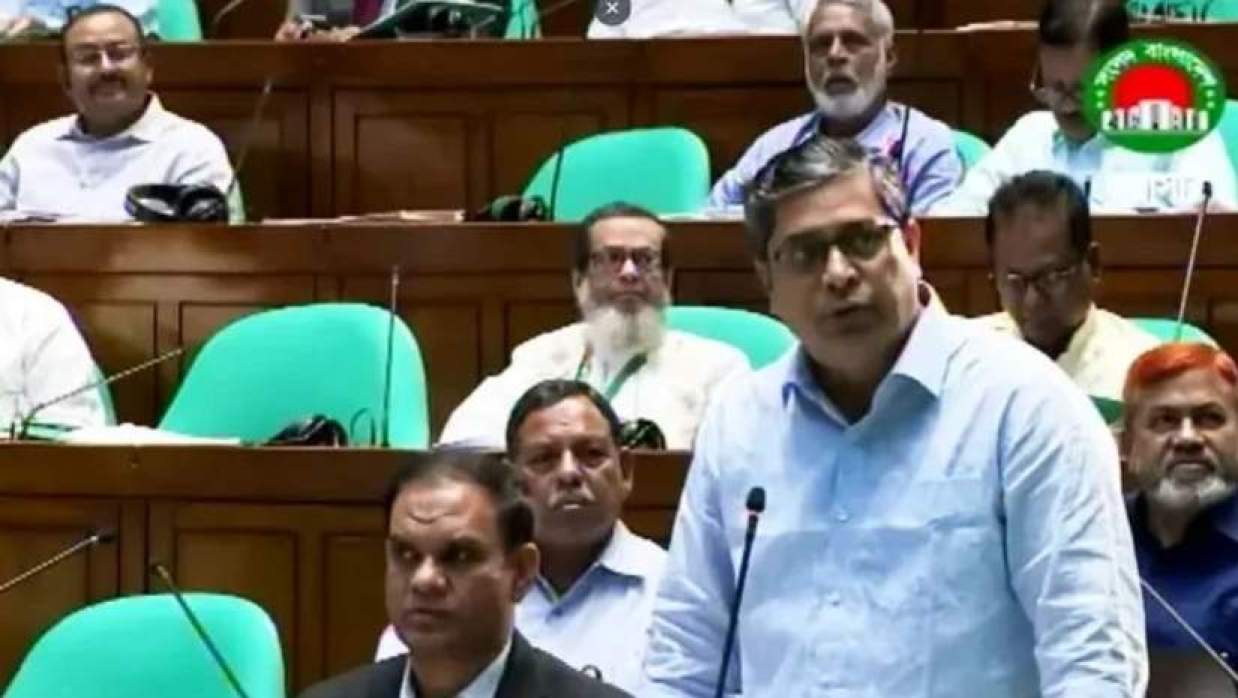 স্থানীয় সরকার, পল্লী উন্নয়ন ও সমবায় মন্ত্রণালয়ের প্রতিমন্ত্রী শাহে আলম বিলটি সংসদে উত্থাপন করেন