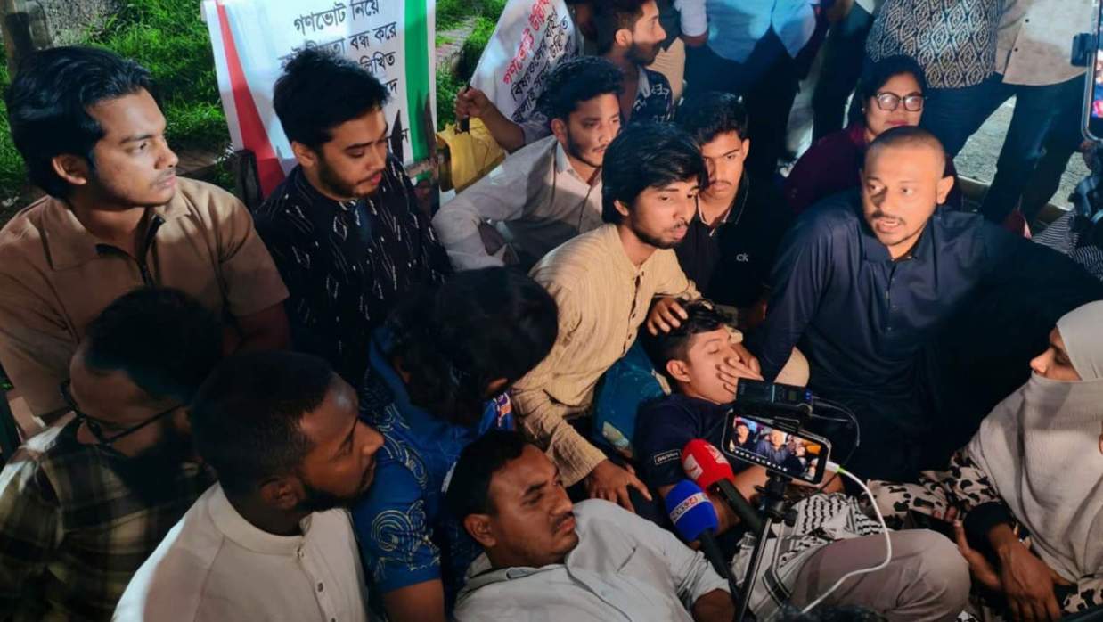 ঢাবিতে অনশনরত শিক্ষার্থীদের পাশে নাসীরুদ্দিন পাটোয়ারী