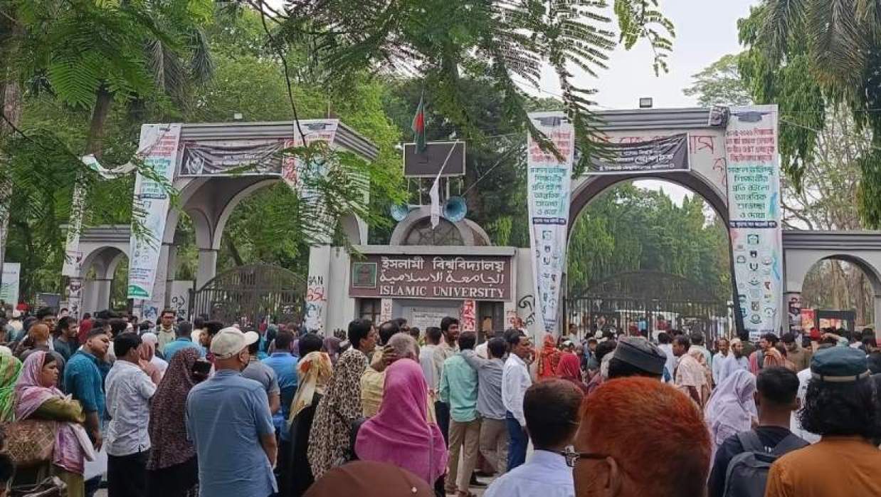 ভর্তি পরীক্ষা শুরুর দুই ঘণ্টা আগেই ইবি কেন্দ্রে ভর্তিচ্ছুদের ভিড়