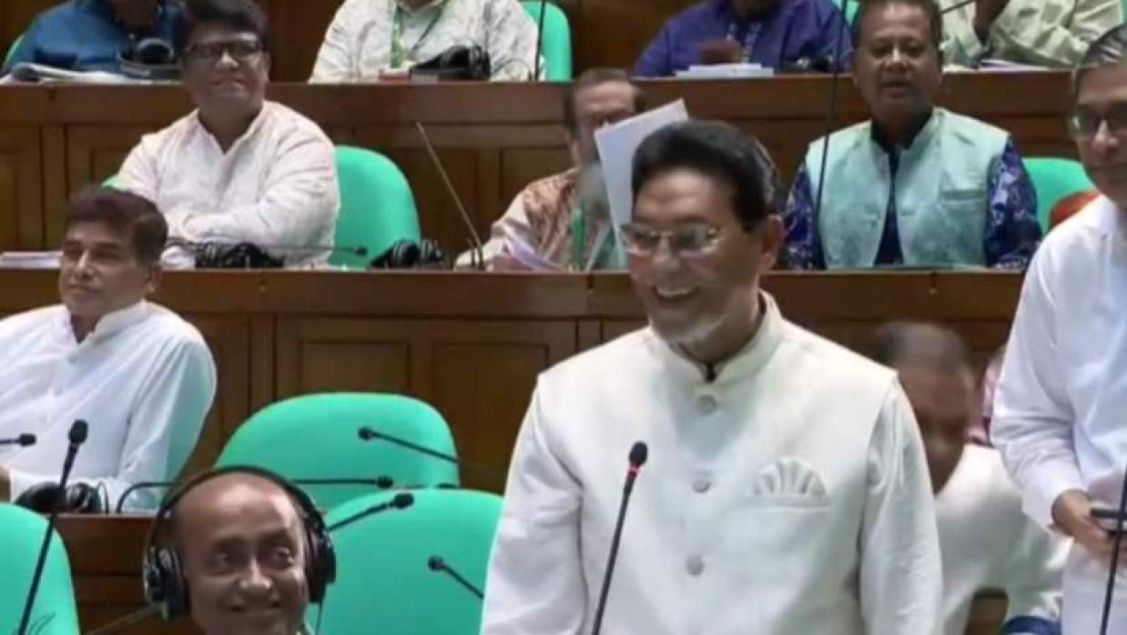 এমপিদের দাওয়াত চিফ হুইফের, মেন্যু জানতে চাইলে বললেন, ‘৩ তিমি আনা হয়েছে, আসছে ২ হাঙর’