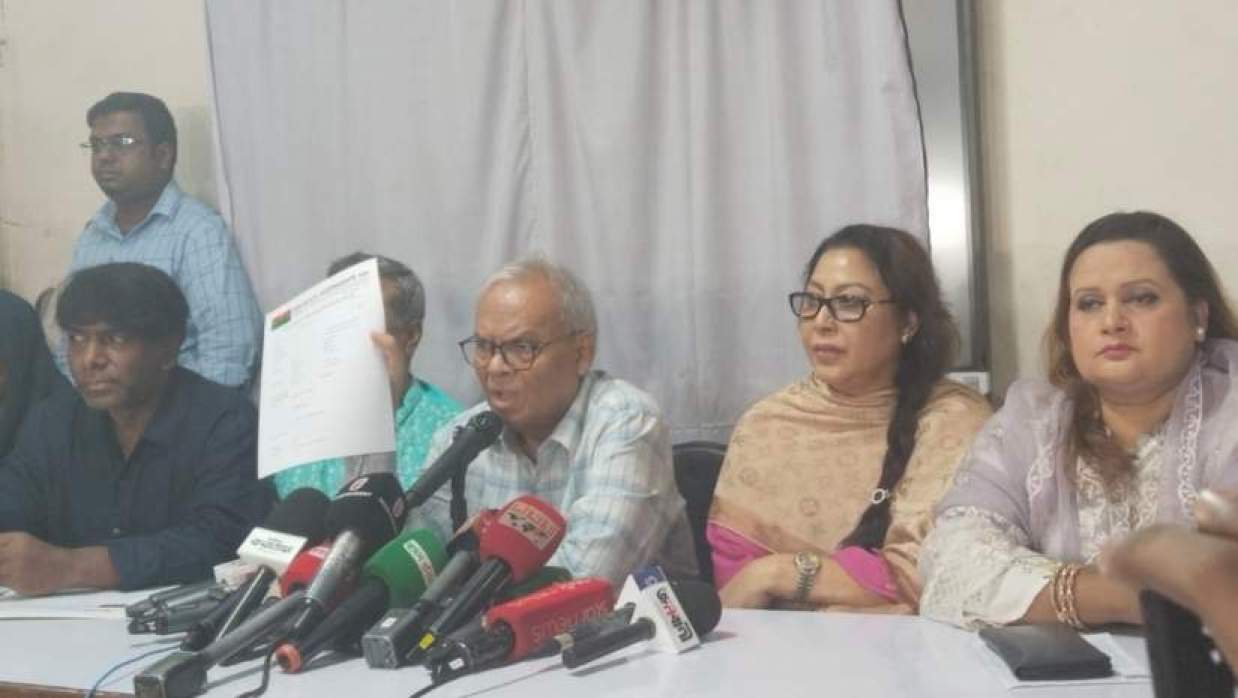 সংবাদ সম্মেলনে