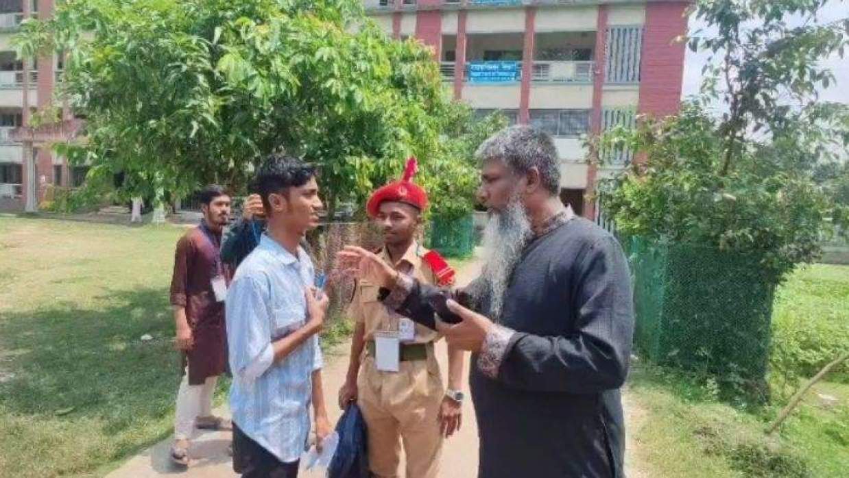 ৪০ মিনিটের বিলম্বেই ভাঙল স্বপ্ন, পরীক্ষা কেন্দ্রে ঢুকতে পারলেন না ভর্তিচ্ছু