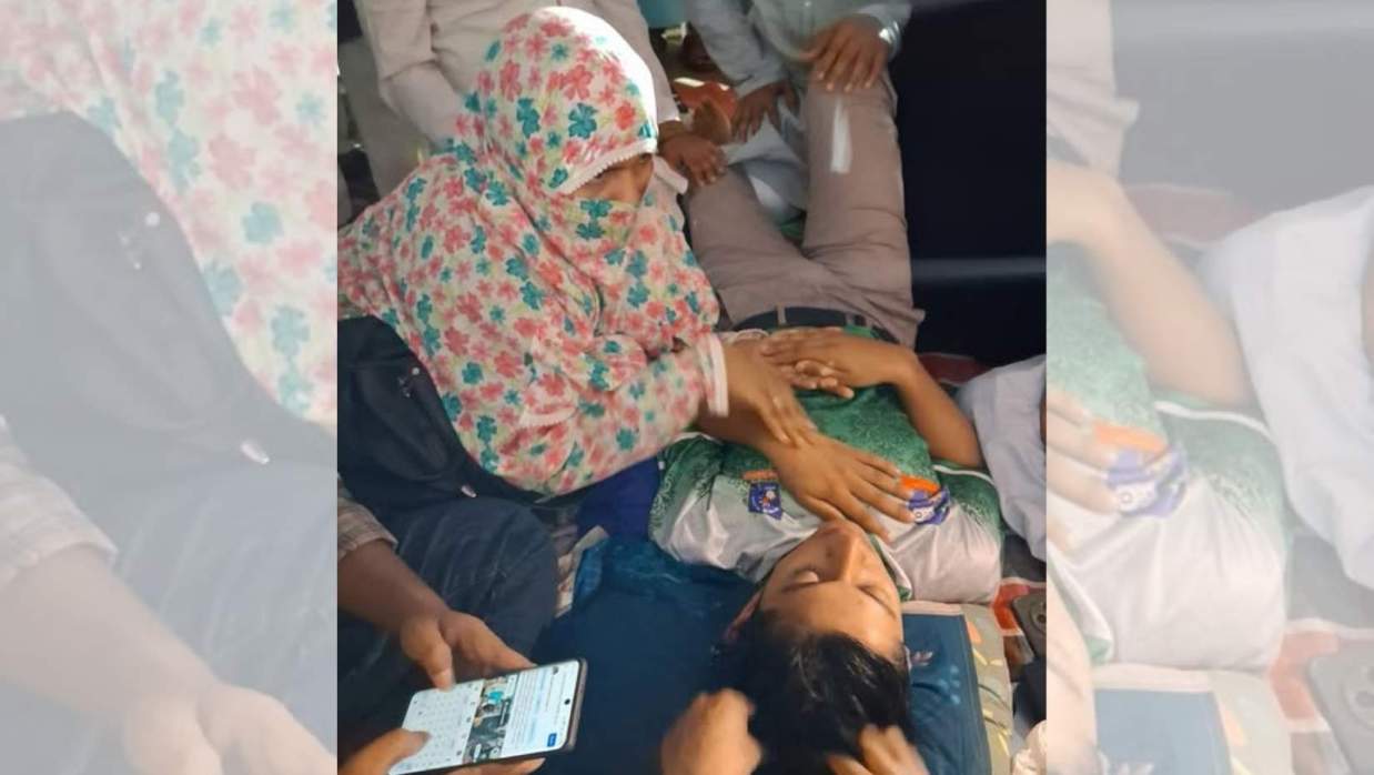 অনশনরত ছেলের পাশে দাঁড়ালেন মা