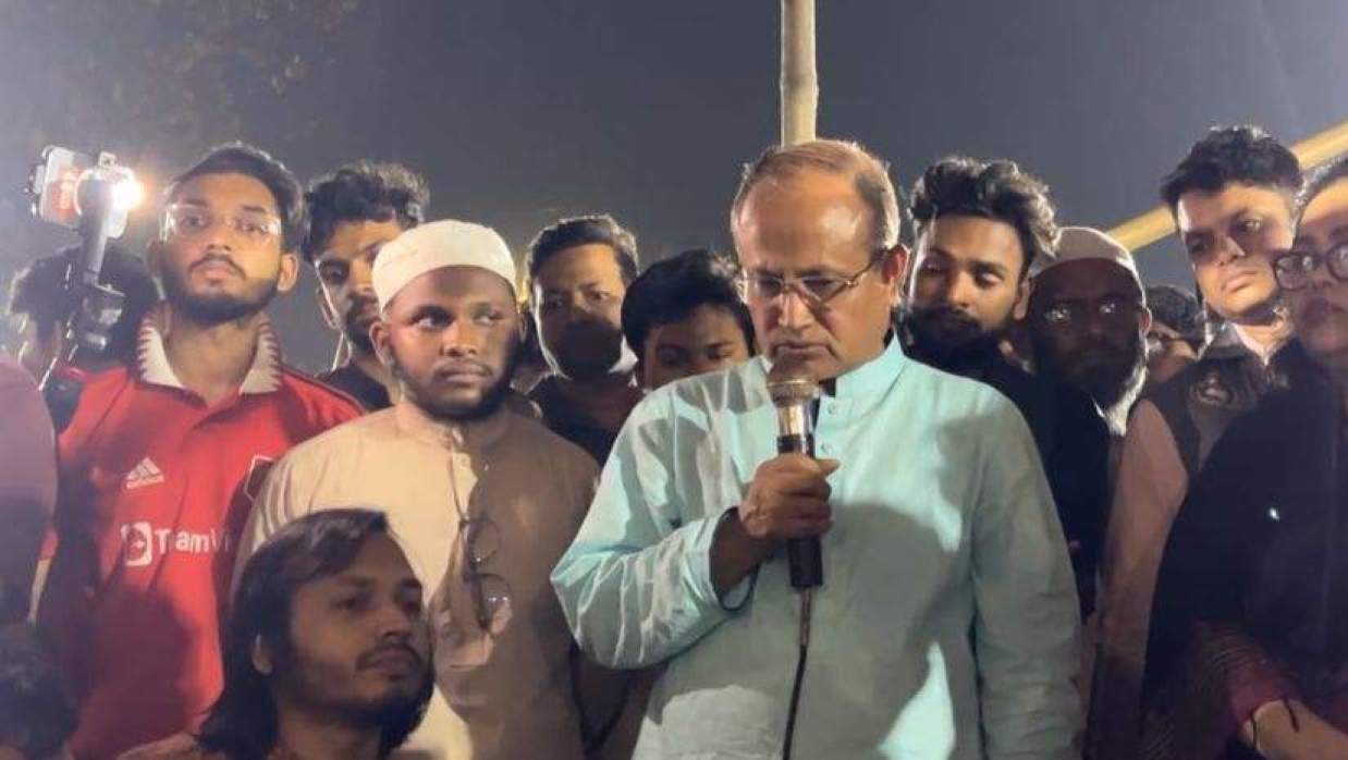 অনশনে বসা তিন শিক্ষার্থীর দাবি শুনতে রাজু ভাস্কর্যে ঢাবি ভিসি