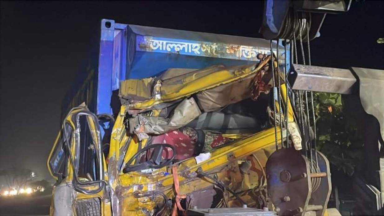  মহাসড়কে একে একে চার গাড়ির সংঘর্ষ, থেতলে গেল চালক-পথচারীর পা