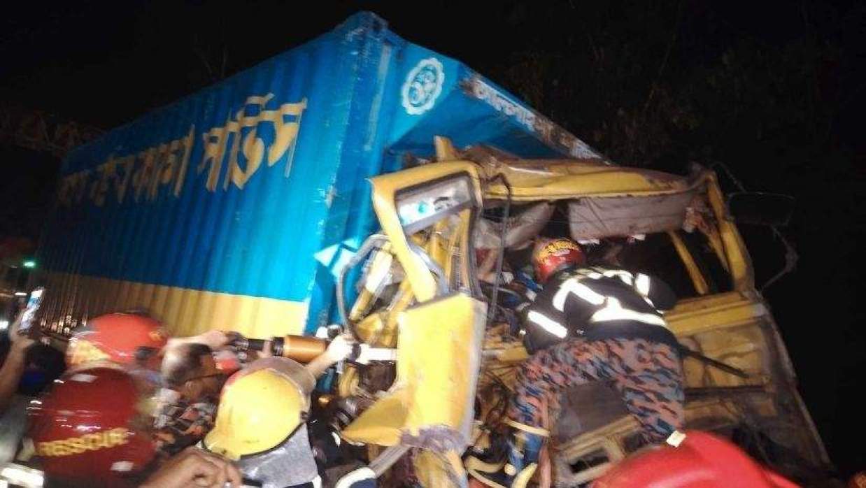 মহাসড়কে চার গাড়ির  সংঘর্ষ, আহত ৪