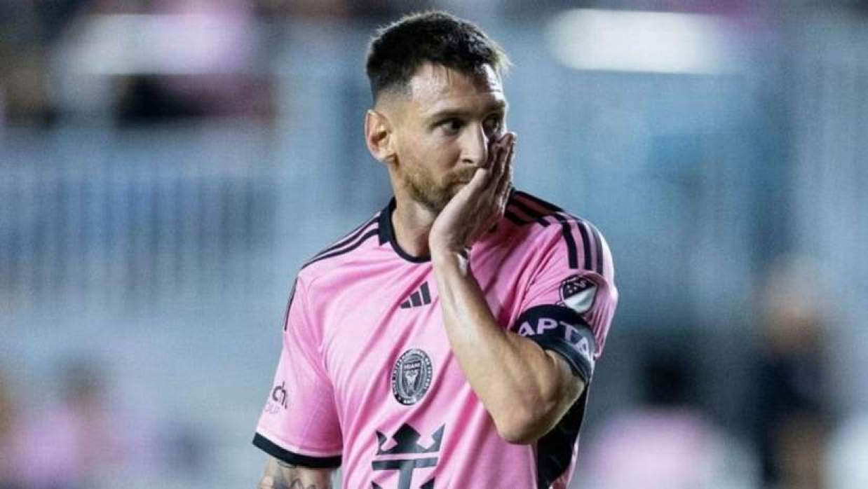 অনুশীলনে ফটোগ্রাফারের ক্যামেরা ভাঙলেন লিওনেল মেসি