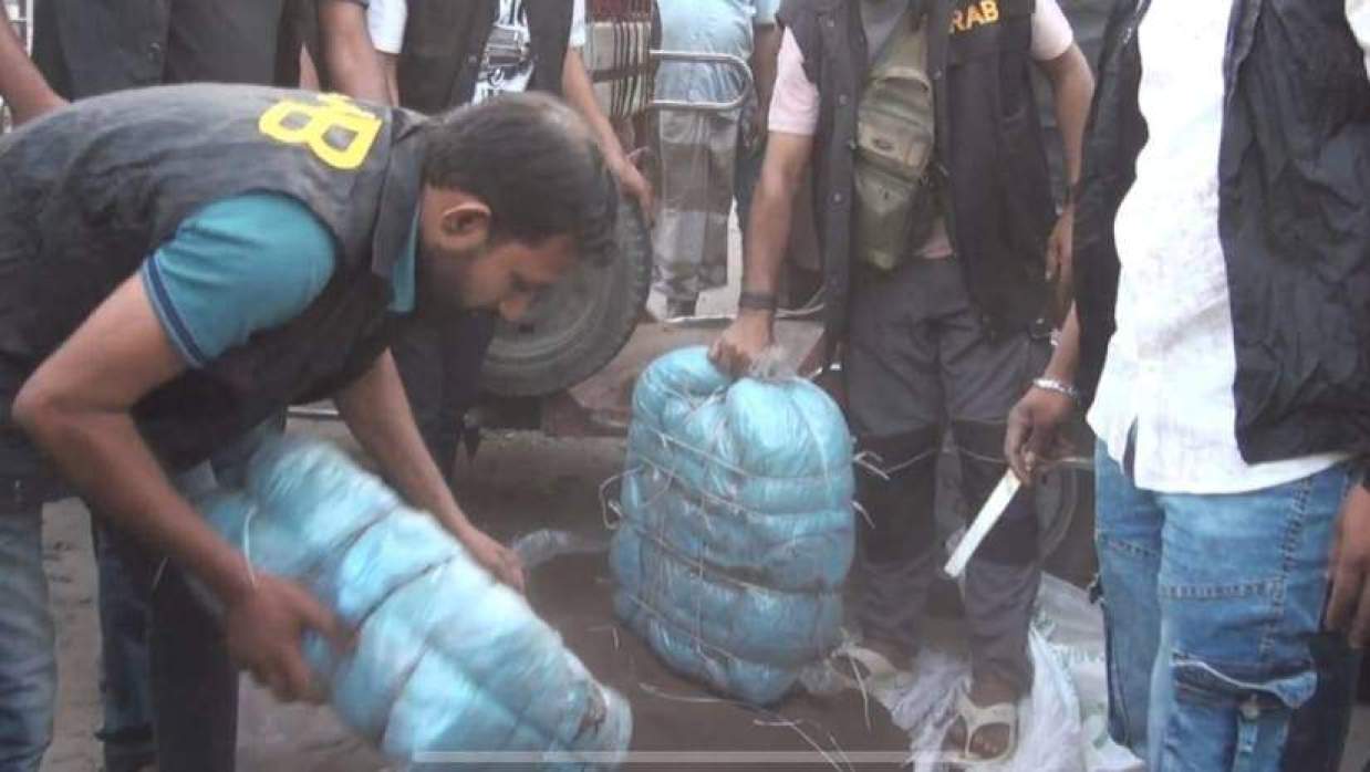 ‎চাঁপাইনবাবগঞ্জে ২২ কেজি গাঁজাসহ আটক ১