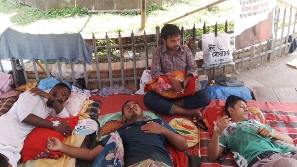 অনশনের ৬৮ ঘণ্টা পার হলেও দাবি আদায়ে অনড় ঢাবি শিক্ষার্থীরা