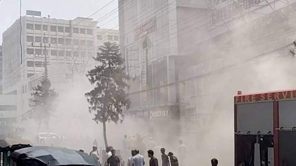 চট্টগ্রামের ২ নম্বর গেটে শপিং কমপ্লেক্সে আগুন
