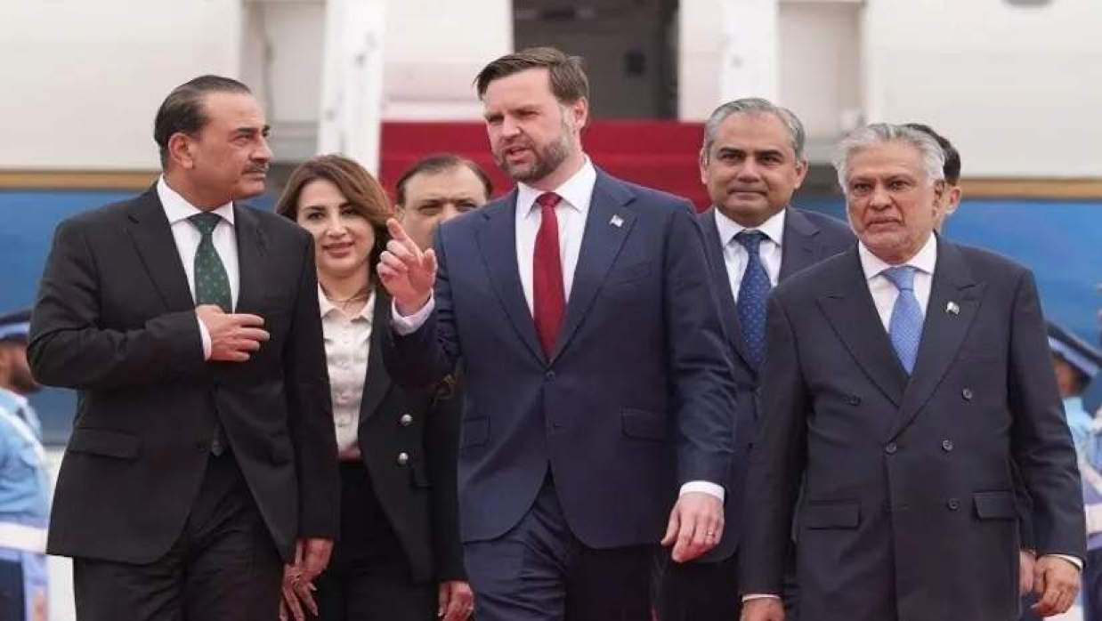 ইসলামাবাদে পৌঁছালেন জেডি ভ্যান্স, ইরানের সঙ্গে ‘হয় এসপার নয় ওসপার’