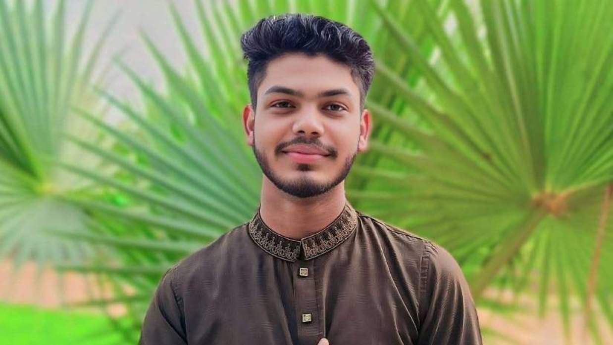 ৪ গাড়ির সংঘর্ষ, স্টিলের বান্ডেল ছিঁড়ে পথচারী নিহত