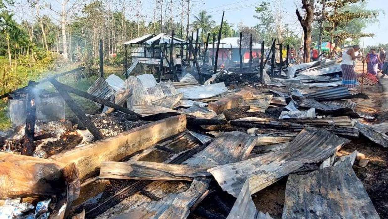 আগুনে পুড়ে ছাই ৯ দোকান, ক্ষতি অর্ধকোটি টাকা