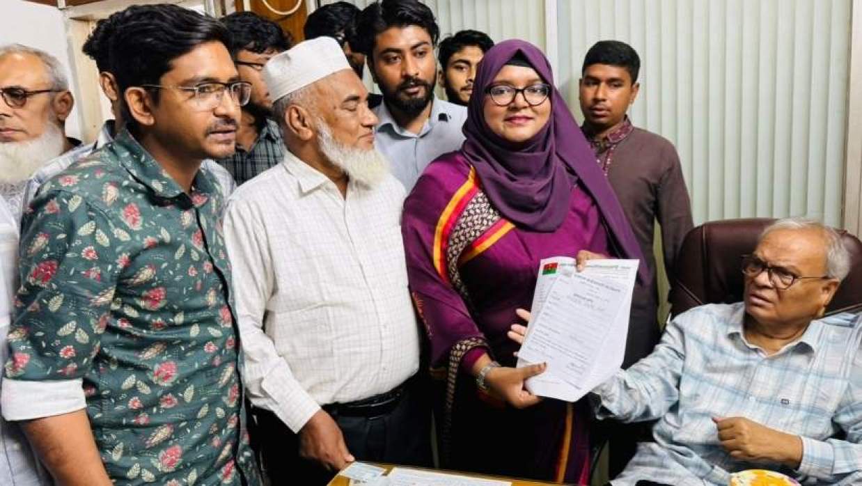 সর্বকনিষ্ঠ প্রার্থী হিসেবে মনোনয়ন সংগ্রহ ছাত্রদল নেত্রী নওরীনের