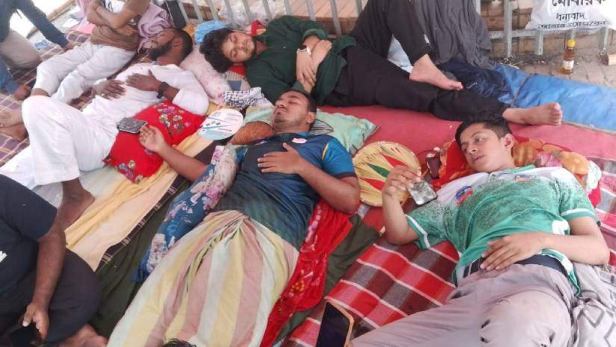 ৩ দাবি: ৭২ ঘণ্টা পর অনশন ভাঙলেন শিক্ষার্থীরা