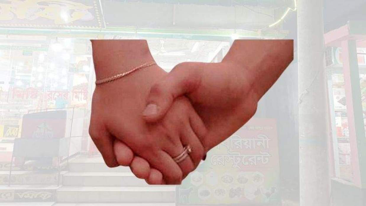 চাচি-ভাতিজার প্রেমের সম্পর্ক, অন্তরঙ্গ মুহুর্তের ছবি নিয়ে ব্ল্যাকমেইলের পর যা ঘটল