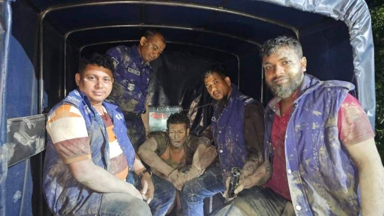 ব্রাহ্মণবাড়িয়ায় ডাকাত ধরতে ধানক্ষেতে নেমে কাদা মেখে একাকার পুলিশ