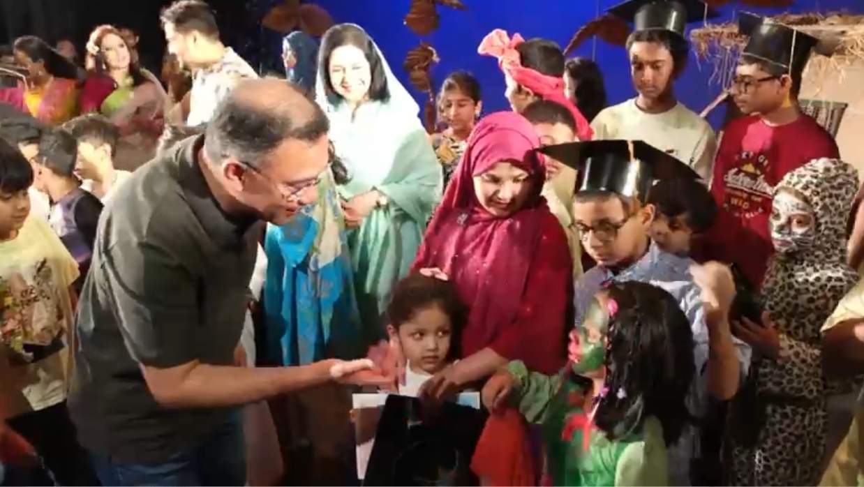 স্ত্রী-কন্যাকে নিয়ে বেইলি রোডে নাটক দেখছেন প্রধানমন্ত্রী