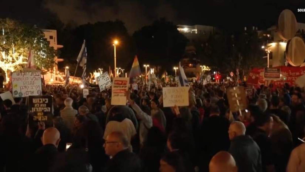 নেতানিয়াহু সরকারের বিরুদ্ধে তেল আবিবে বিক্ষোভ, যুদ্ধ বন্ধের দাবি