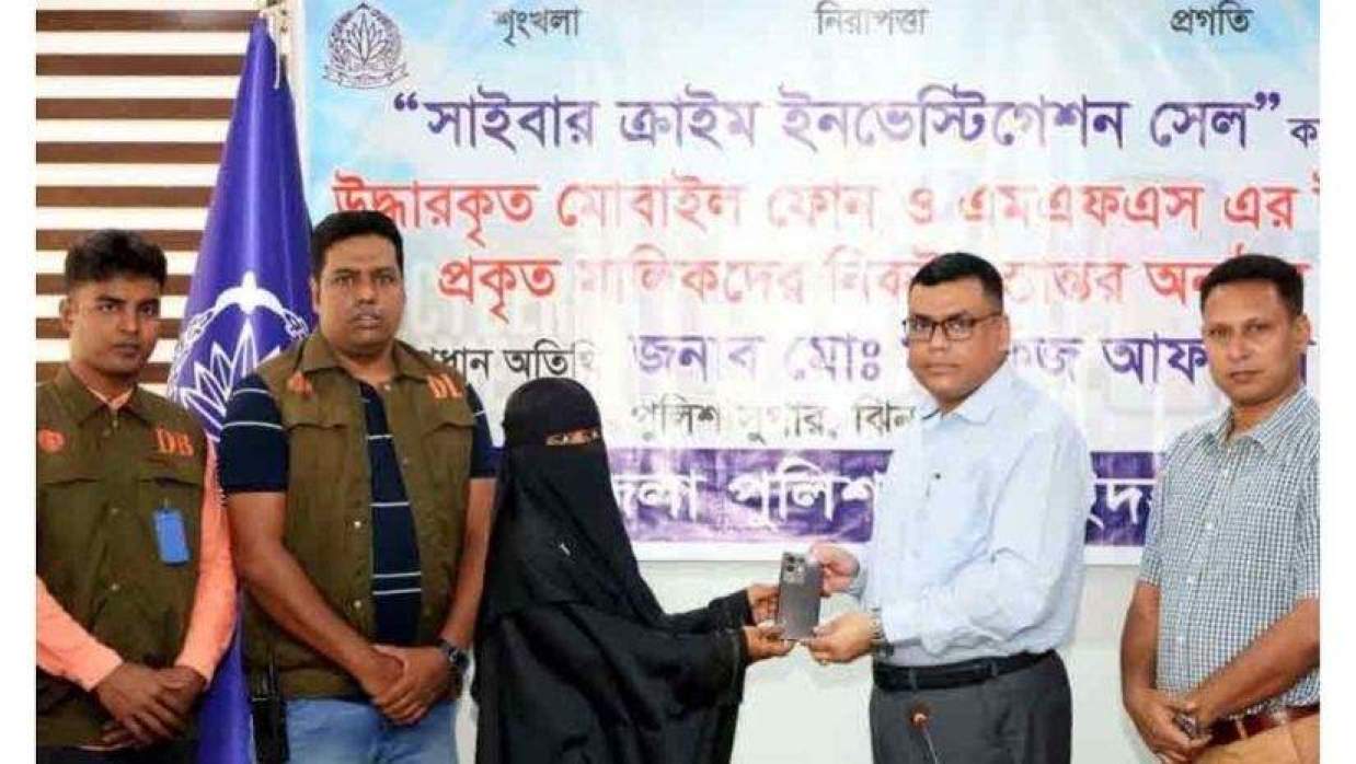 ৫৭টি মোবাইল ও প্রতারণার টাকা উদ্ধার করে প্রকৃত মালিকদের ফিরিয়ে দিয়েছে ইউনিট।