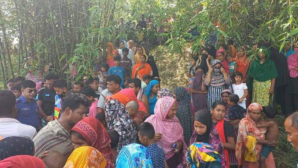 ঘটনাস্থুলে পুলিশ ও স্থানীয় লোকজন