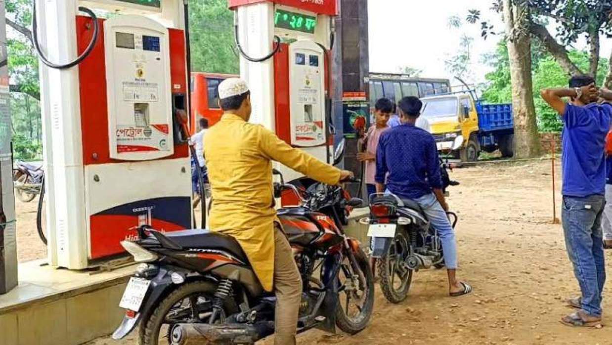 হবিগঞ্জে পেট্রোল পাম্পে জ্বালানি নিতে লাগবে লাইসেন্স ও হেলমেট