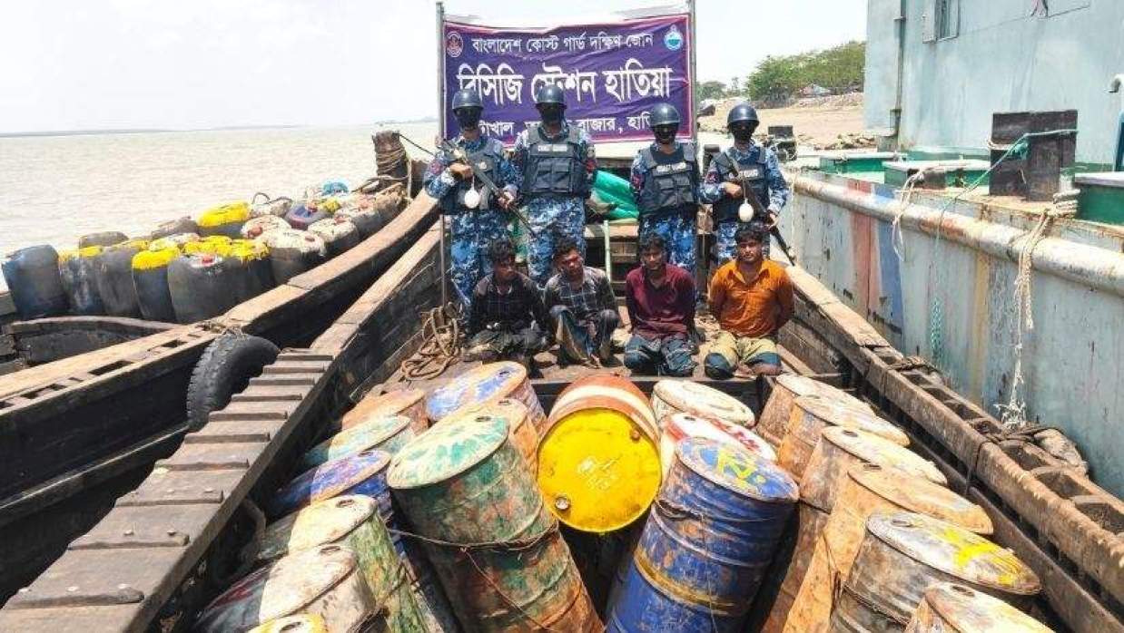 হাতিয়ায় ৮ লাখ টাকার অবৈধ জ্বালানি তেলসহ আটক ৪