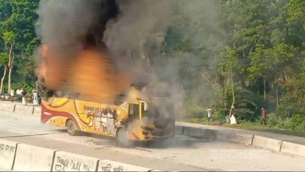 বগুড়ায় যাত্রীবাহী চলন্ত বাসে আগুন