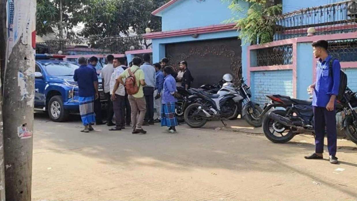 বিএনপির কার্যালয় খোলা নিয়ে সংঘর্ষ, ছেলের পিস্তলের গুলিতে আহত বাবা