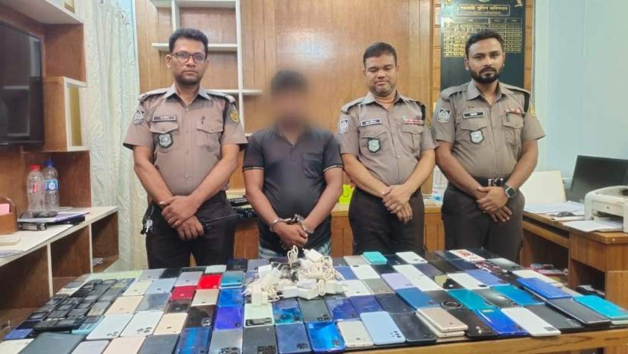 রাজধানীতে ১১৭টি চোরাই মোবাইলসহ চক্রের সক্রিয় সদস্য গ্রেফতার
