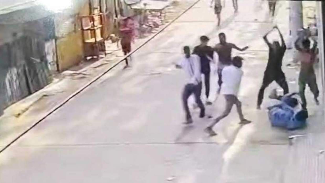 মোহাম্মদপুরে এলেক্স ইমনকে কুপিয়ে হত্যার সিসিটিভি ফুটেজ ভাইরাল