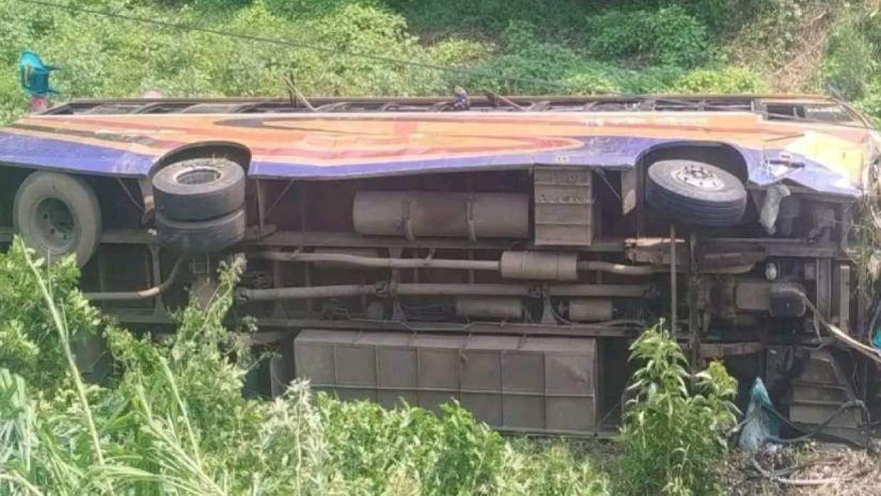 পিকআপের সঙ্গে মুখোমুখি সংঘর্ষে বাসটি খাদে পড়ে যায়