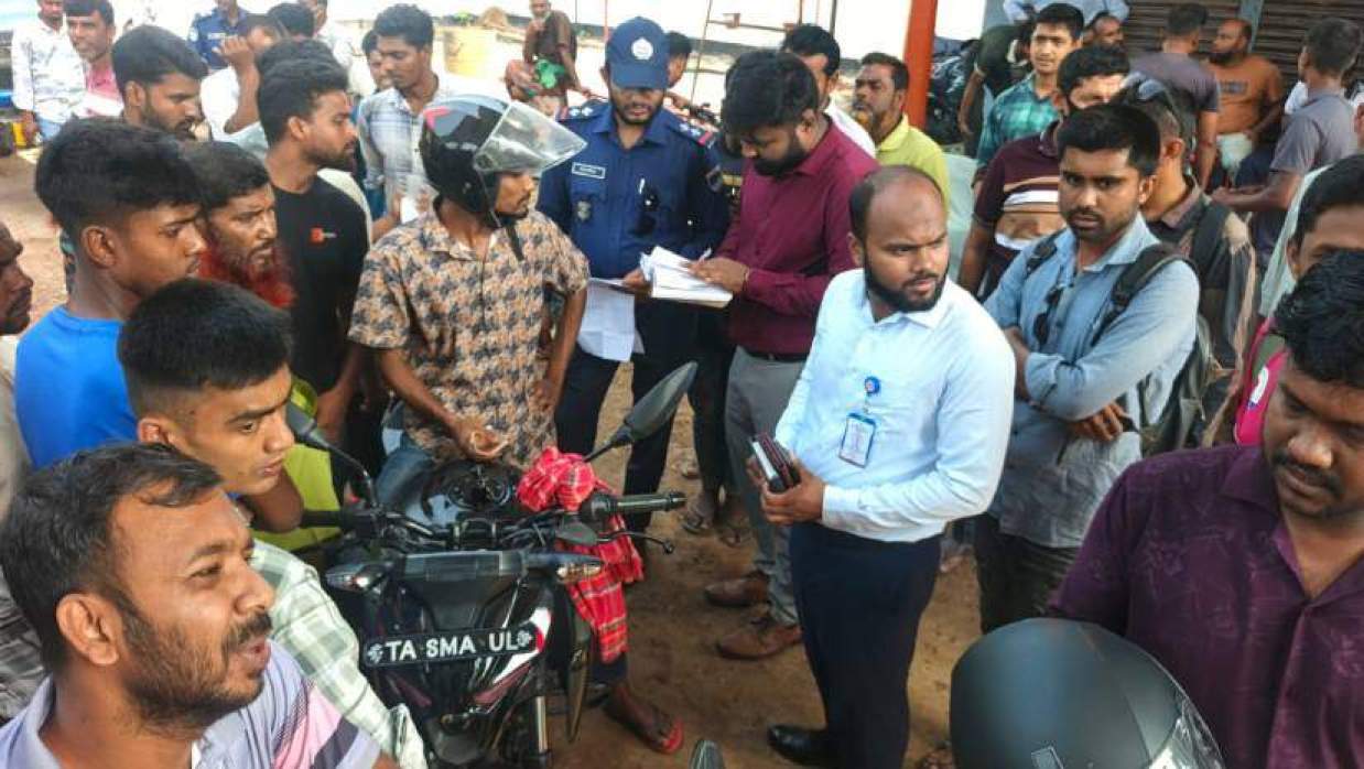 ভ্রাম্যমাণ আদালত পরিচালনা করেন চুয়াডাঙ্গা জেলা প্রশাসনের সহকারী কমিশনার ও নির্বাহী ম্যাজিস্ট্রেট জমির উদ্দিন