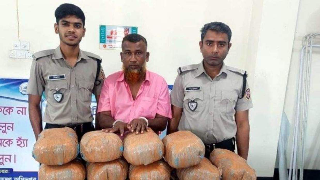 গাঁজাসহ মাদক ব্যবসায়ী গ্রেপ্তারের ছবি 