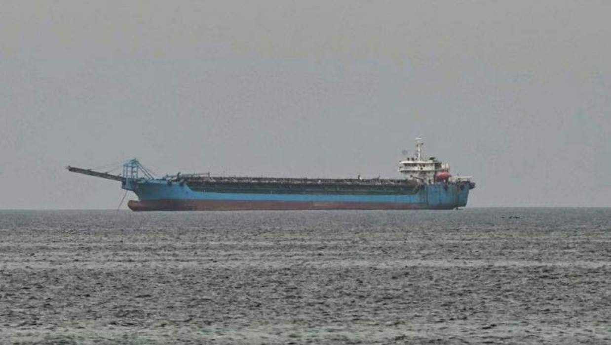 যুক্তরাষ্ট্র-ইরান শান্তি আলোচনা ব্যর্থ হওয়ার পরের দিন আজ (১৩ এপ্রিল) শারজাহ উপকূলের কাছে পারস্য উপসাগরে একটি জাহাজ দেখা যাচ্ছে