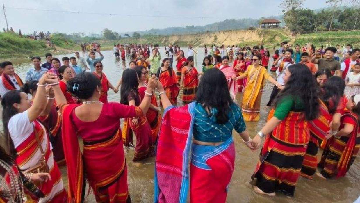 প্রার্থনায় নদী তীরে প্রাণের মেলা