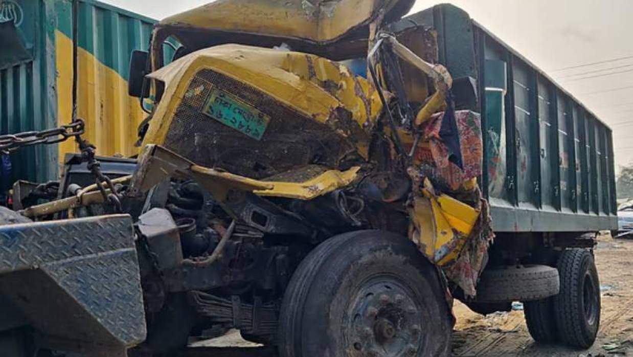 চালবোঝাই ট্রাক নিয়ন্ত্রণ হারিয়ে খাদে, নিহত ৭