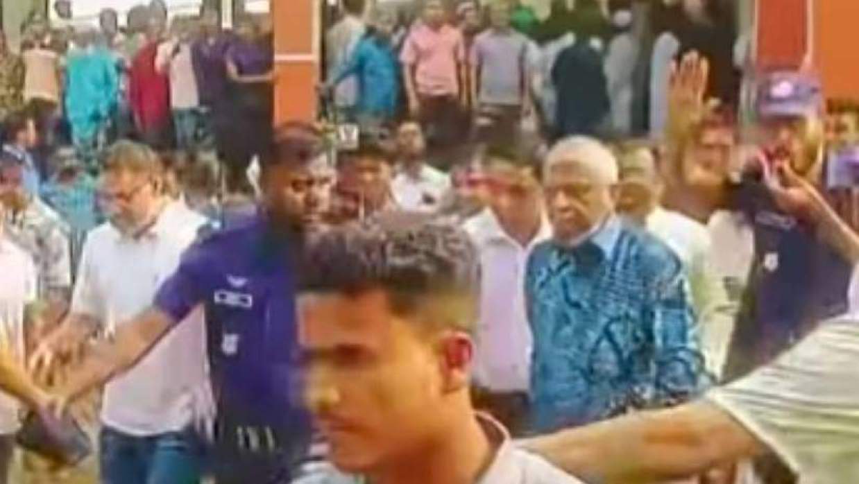 ক্ষুব্ধ হয়ে অনুষ্ঠানস্থল ত্যাগ করছেন প্রবাসীকল্যাণ ও বৈদেশিক কর্মসংস্থানমন্ত্রী আরিফুল হক চৌধুরী