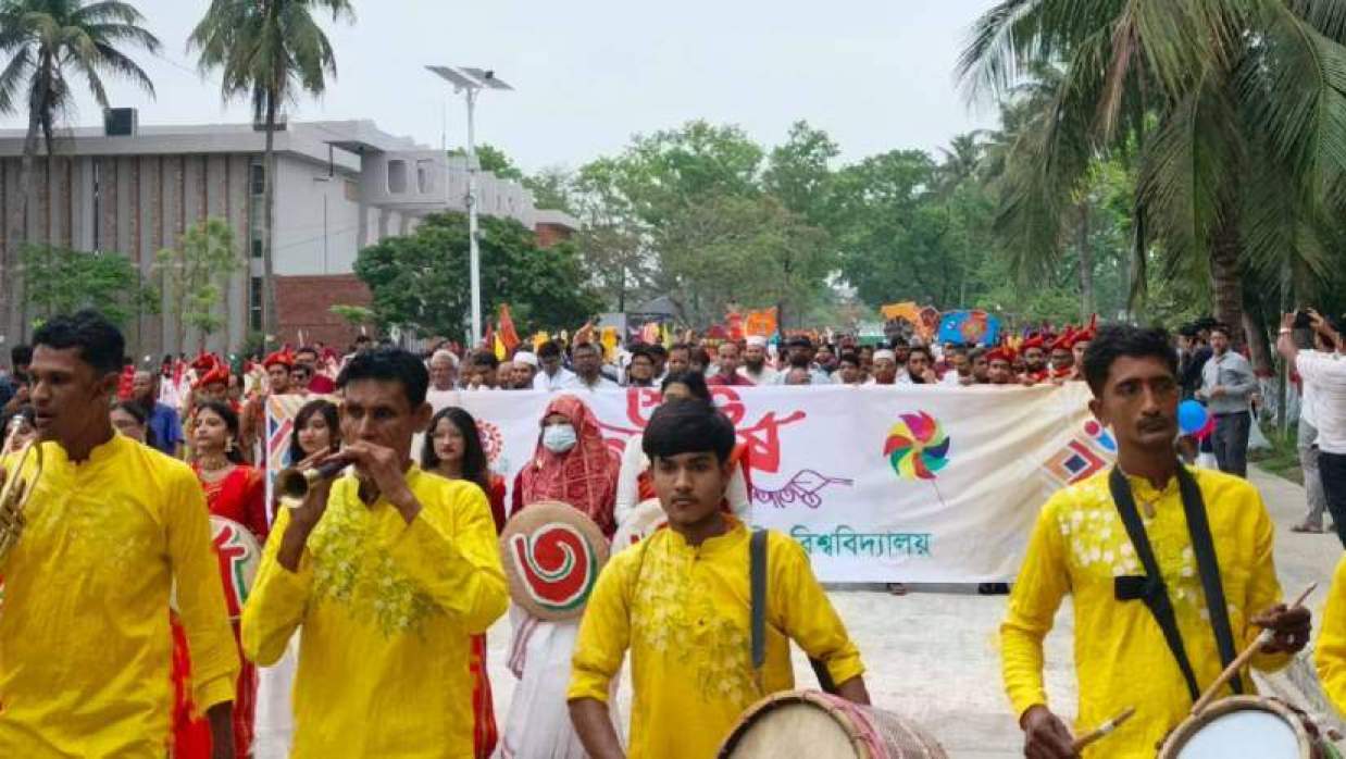 বাংলা নববর্ষ উপলক্ষে ক্যাম্পাসে বের করা হয় বৈশাখী শোভাযাত্রা